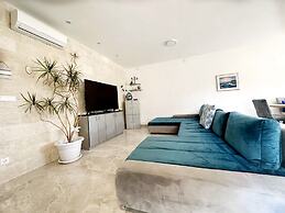 Mia - With Pool - A1