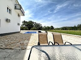 Mia - With Pool - A1