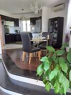 Viki - Seaview & Garden Terrace - A1