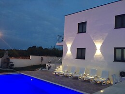 Noel - With Private Pool - A2-prvi kat
