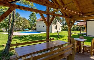 Green House - Shared Pool & BBQ - H