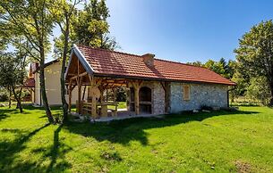 Green House - Shared Pool & BBQ - H
