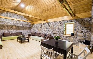 Green House - Shared Pool & BBQ - H
