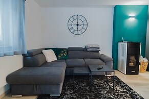 Green House - Shared Pool & BBQ - H