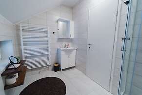 Green House - Shared Pool & BBQ - H