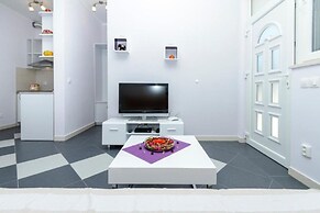 Stane - Modern & Fully Equipped - A1