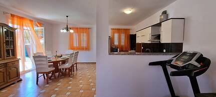 Ron - Spacious Garden - H