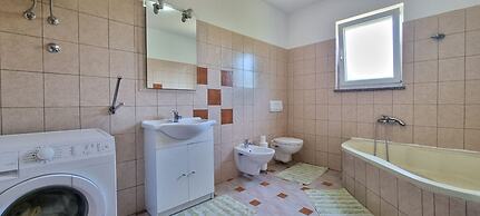 Ron - Spacious Garden - H