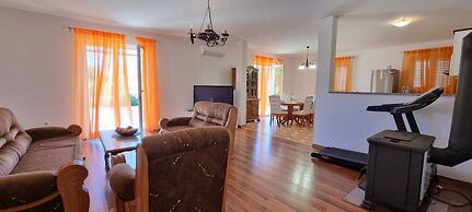 Ron - Spacious Garden - H