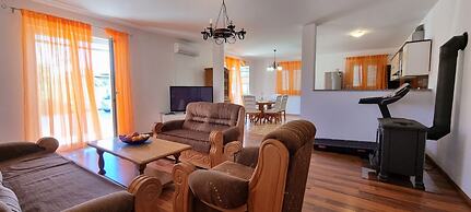 Ron - Spacious Garden - H