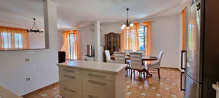 Ron - Spacious Garden - H