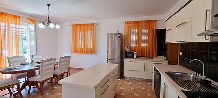 Ron - Spacious Garden - H