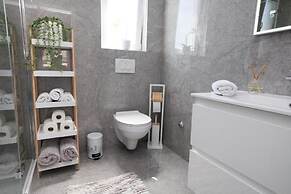 Mat-deluxe With Free Parking - A1