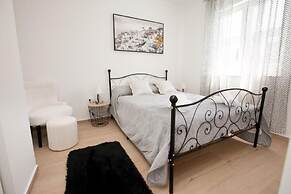 Mat-deluxe With Free Parking - A1