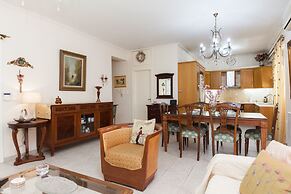 Deluxe 2 Bedroom apt in Petroupoli