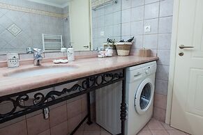 Deluxe 2 Bedroom apt in Petroupoli