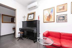 Lili-with Pool Near the sea - H