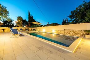 Lili-with Pool Near the sea - H