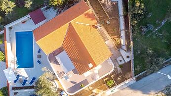 Lili-with Pool Near the sea - H