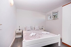 Lili-with Pool Near the sea - H