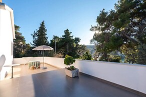 Lili-with Pool Near the sea - H