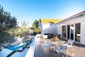 Lili-with Pool Near the sea - H