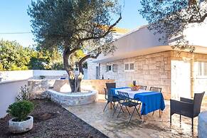 Lili-with Pool Near the sea - H