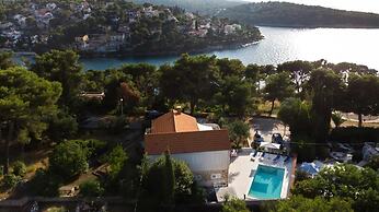 Lili-with Pool Near the sea - H