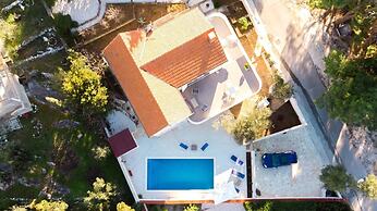 Lili-with Pool Near the sea - H