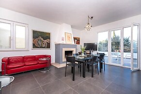 Lili-with Pool Near the sea - H