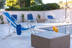 Lili-with Pool Near the sea - H