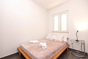 Lili-with Pool Near the sea - H