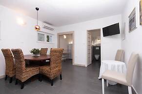 Lili-with Pool Near the sea - H