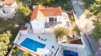 Lili-with Pool Near the sea - H