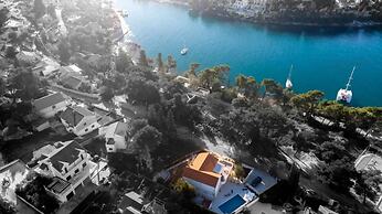 Lili-with Pool Near the sea - H