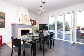 Lili-with Pool Near the sea - H