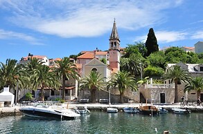 Lili-with Pool Near the sea - H