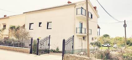 Tomy - With Free Parking - A1