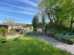 Spacious 3BR in Historic Chepstow, Cottage Garden