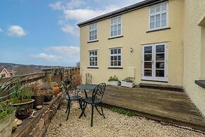 Spacious 3BR in Historic Chepstow, Cottage Garden