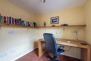 Spacious 3BR in Historic Chepstow, Cottage Garden