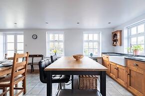 Spacious 3BR in Historic Chepstow, Cottage Garden