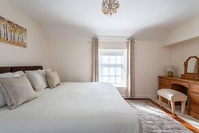 Spacious 3BR in Historic Chepstow, Cottage Garden