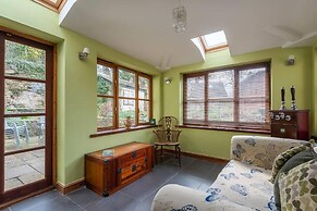 Spacious 3BR in Historic Chepstow, Cottage Garden
