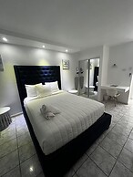 Douglas Highway Hotel