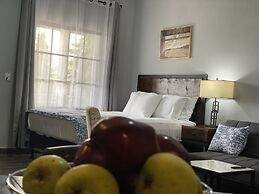 M&M Zavala Hotel and B&B