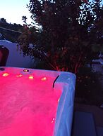 Villa Verde With Outdoor Jacuzzi