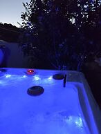 Villa Verde With Outdoor Jacuzzi