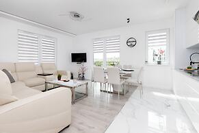 Spacious Bright Apartment by Renters