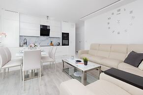 Spacious Bright Apartment by Renters
